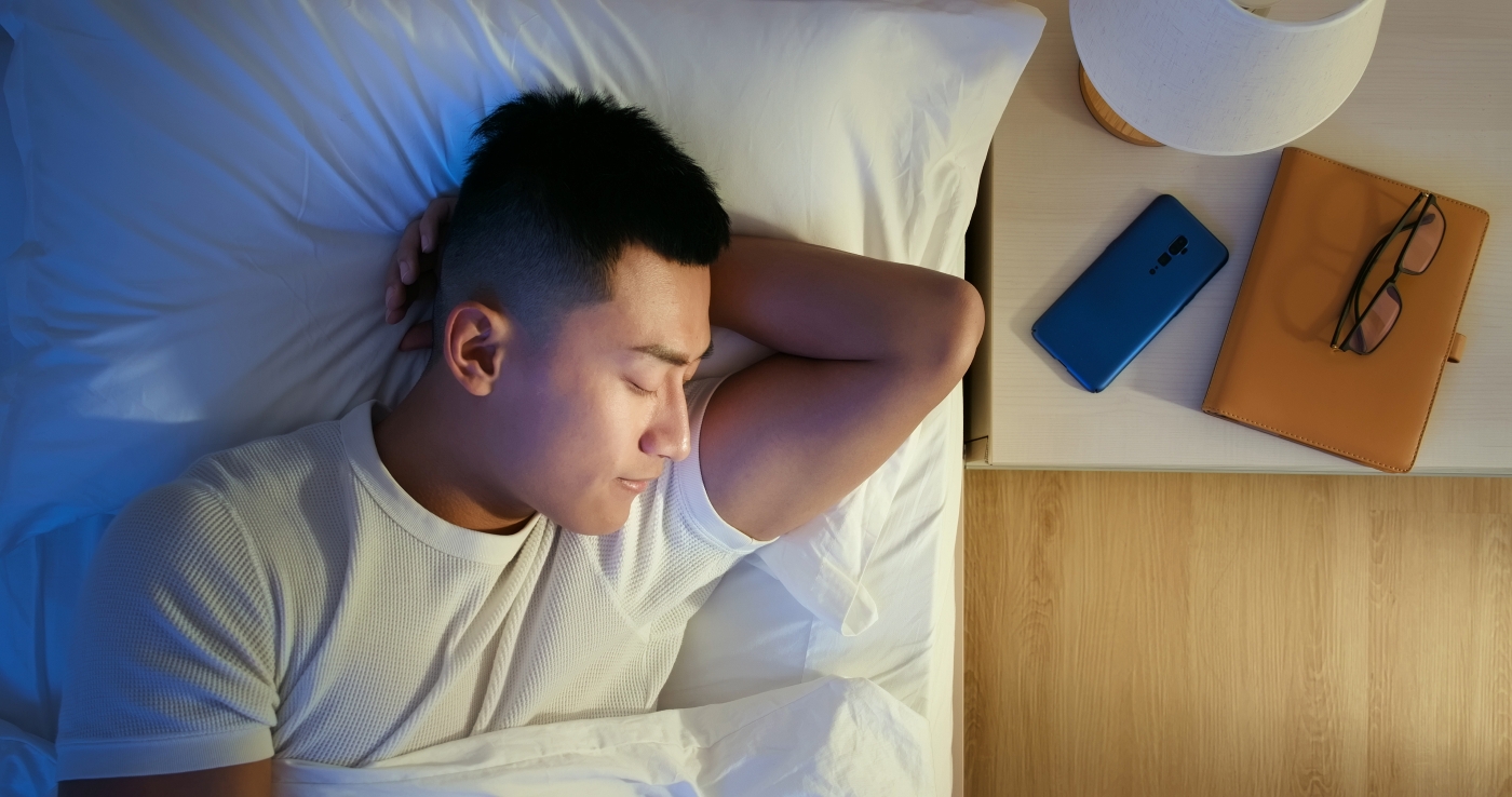 快適睡眠する男性