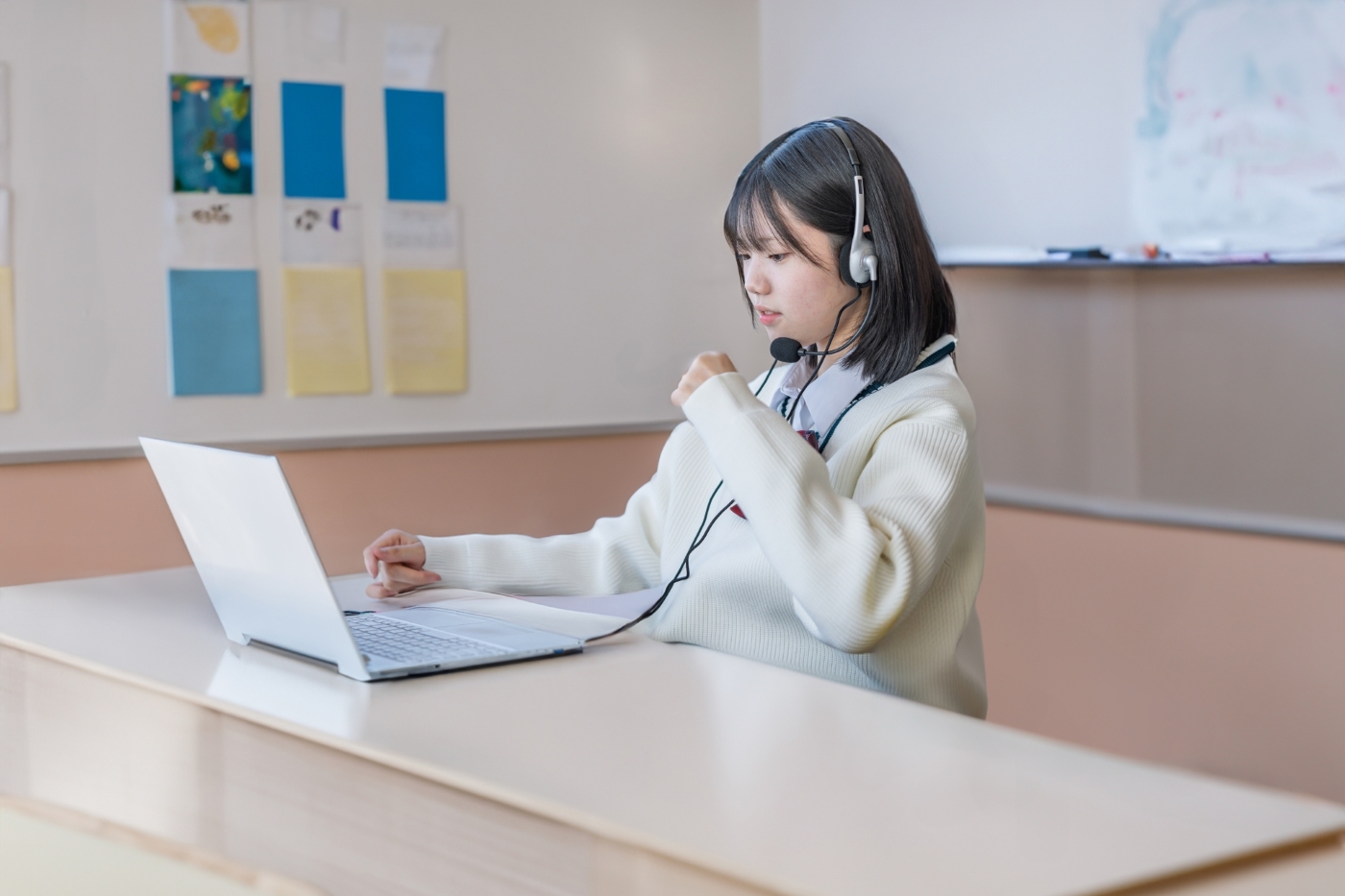 スマートフォンの画面を見るこども